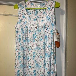 Eileen West small floral blue/white short small gown
